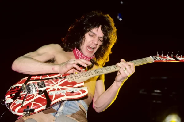 Eddie Van Halen mengalami diskriminasi rasial saat tumbuh besar sebagai anak campuran ras dari seorang ibu Indonesia, kata David Lee Roth.