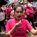 Indonesia: Ratusan wanita dengan sapu ikut serta dalam demonstrasi saat Prabowo terbang ke China.