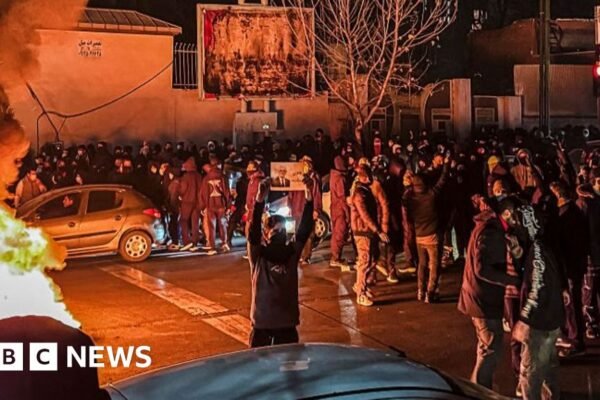 Iran memperingatkan akan membalas jika AS menyerang, sementara ratusan orang tewas dalam protes.