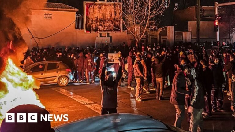 Iran memperingatkan akan membalas jika AS menyerang, sementara ratusan orang tewas dalam protes.