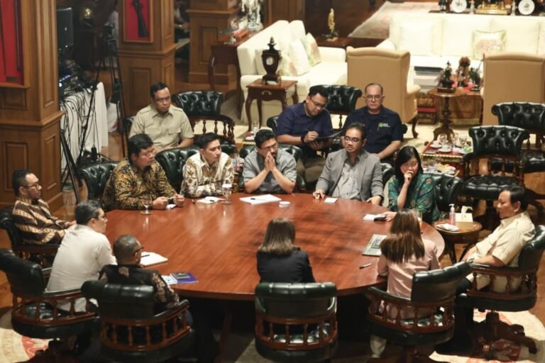 Presiden memamerkan stabilitas ekonomi Indonesia meskipun terjadi protes dan kerusuhan.