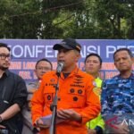 Tim SAR Indonesia terus melakukan pencarian terhadap 20 orang yang hilang akibat longsor di Cisarua.