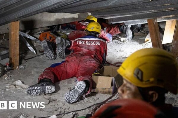 Tim penyelamat Indonesia bergegas mencari korban selamat setelah runtuhnya sekolah yang menimpa puluhan orang.