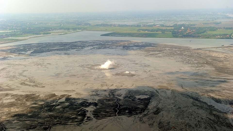 Aliran lumpur panas meletus di sebuah desa di Sumatera Utara, Indonesia, yang kembali memicu kekhawatiran akan terulangnya bencana Lapindo