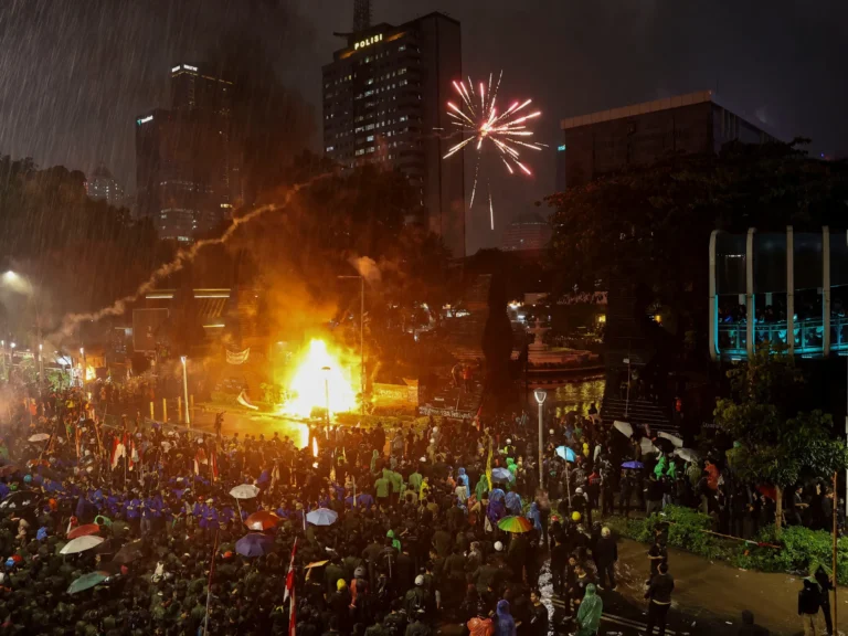 Demonstrasi kembali meletus di Jakarta, Indonesia, setelah seorang pengemudi layanan berbagi tumpangan tewas.