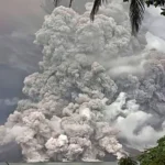 Gunung Ruang di Indonesia kembali memuntahkan abu panas setelah letusannya memaksa sekolah dan bandara ditutup