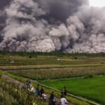 Gunung Semeru Meletus dan Menyebarkan Abu ke Berbagai Desa