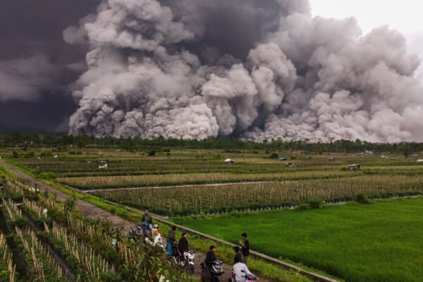 Gunung Semeru Meletus dan Menyebarkan Abu ke Berbagai Desa