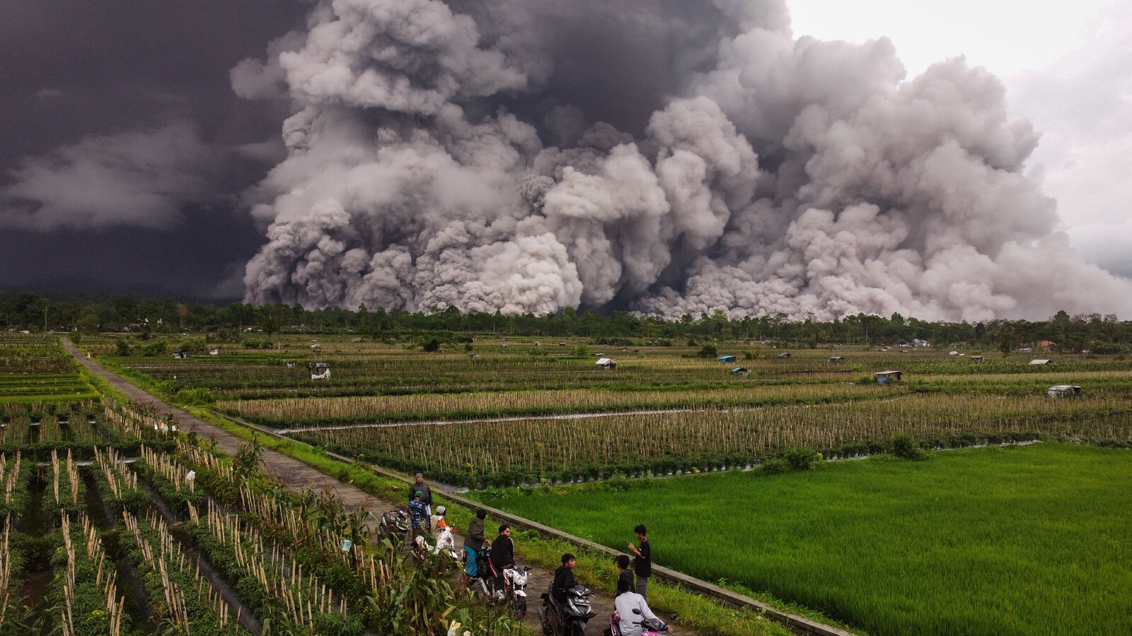 Gunung Semeru Meletus dan Menyebarkan Abu ke Berbagai Desa