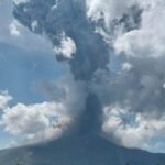 Gunung berapi Lewotobi Laki Laki di Indonesia kembali memuntahkan semburan abu panas
