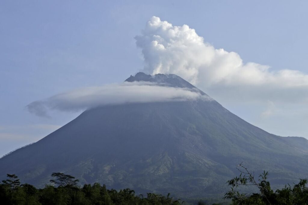 Gunung berapi di Indonesia memuntahkan awan panas sementara ribuan orang dievakuasi