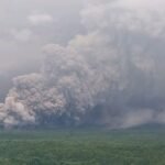 Hampir 1.000 orang dievakuasi setelah letusan gunung berapi di Indonesia menimbun desa-desa dengan abu panas