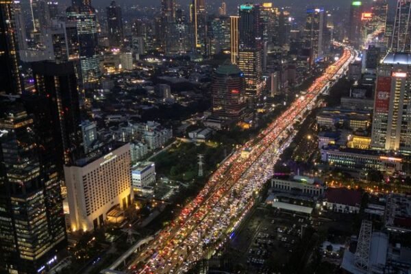 Indonesia akan menjaga defisit anggaran di bawah 3% dari PDB seiring dengan konflik di Timur Tengah yang mendorong kenaikan harga minyak, kata menteri.