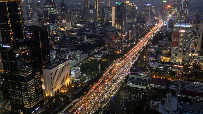 Indonesia akan menjaga defisit anggaran di bawah 3% dari PDB seiring dengan konflik di Timur Tengah yang mendorong kenaikan harga minyak, kata menteri.