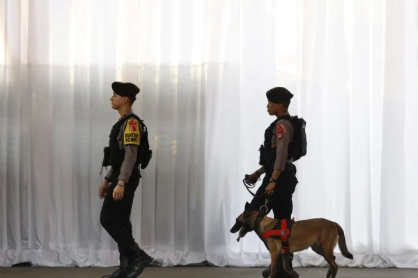 Indonesia menangkap 12 orang karena menyelundupkan bayi ke Singapura.