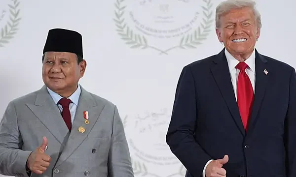 Presiden Indonesia meminta Trump untuk bertemu dengan putranya, Eric, dalam momen 'mikrofon terbuka'