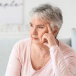 Saya membesarkan tiga anak yang menelepon saya hanya saat ulang tahun dan Hari Ibu, tanpa pernah menghubungi di hari-hari lain — dan akhirnya saya menyadari bahwa masalahnya bukan karena mereka sibuk, melainkan karena saya yang mengajarkan kepada mereka bahwa hubungan kita hanyalah sebuah kewajiban