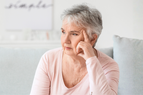 Saya membesarkan tiga anak yang menelepon saya hanya saat ulang tahun dan Hari Ibu, tanpa pernah menghubungi di hari-hari lain — dan akhirnya saya menyadari bahwa masalahnya bukan karena mereka sibuk, melainkan karena saya yang mengajarkan kepada mereka bahwa hubungan kita hanyalah sebuah kewajiban
