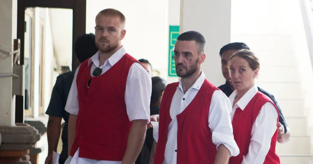 Tiga warga negara Inggris terancam hukuman mati karena diduga menyelundupkan kokain ke pulau wisata Bali