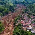 Tujuh orang tewas dan puluhan lainnya hilang akibat longsor di Bandung Barat, Indonesia