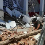 Gempa bumi dahsyat merusak bangunan di Indonesia dan memicu gelombang tsunami