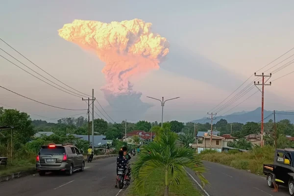Gunung Lewotobi Laki-laki di Indonesia meletus, status siaga berada pada tingkat tertinggi