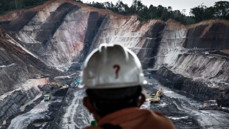 Indonesia akan terus membakar batu bara hingga jauh ke tahun 2050-an, sesuai dengan rencana iklim yang telah diperbarui