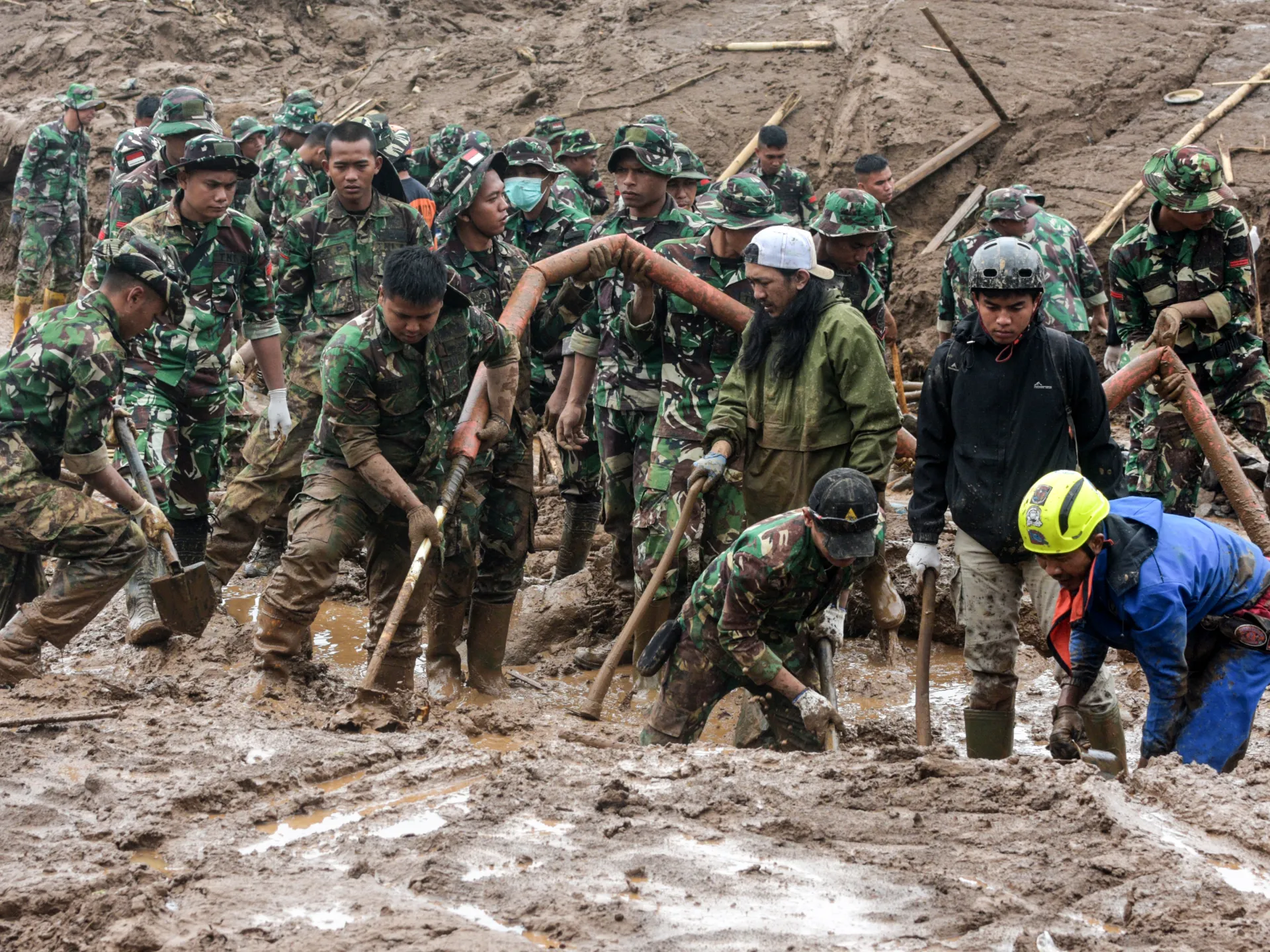 Jumlah korban tewas akibat longsor di Indonesia melebihi 20 orang, puluhan lainnya masih hilang