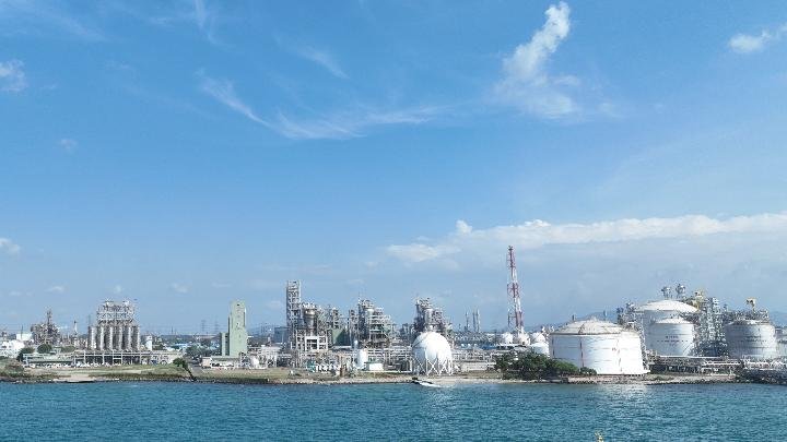 Lotte Chemical Indonesia Mendesak Pelonggaran Aturan Impor di Tengah Krisis Bahan Baku