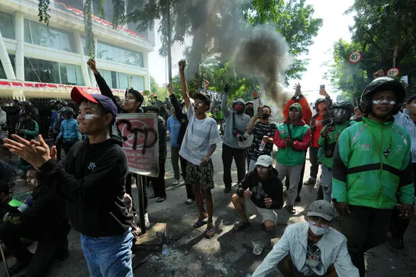 Aksi protes meluas ke seluruh Indonesia setelah bentrokan mematikan dengan polisi