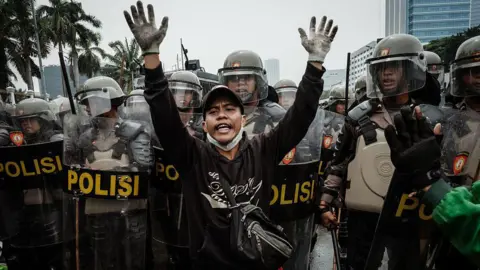 Anggota DPR Indonesia mendapat tunjangan tambahan beberapa minggu setelah protes keras terkait fasilitas yang mereka terima