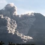 Gunung Merapi di Indonesia memuntahkan delapan awan panas seiring meningkatnya aktivitas vulkanik - VIDEO