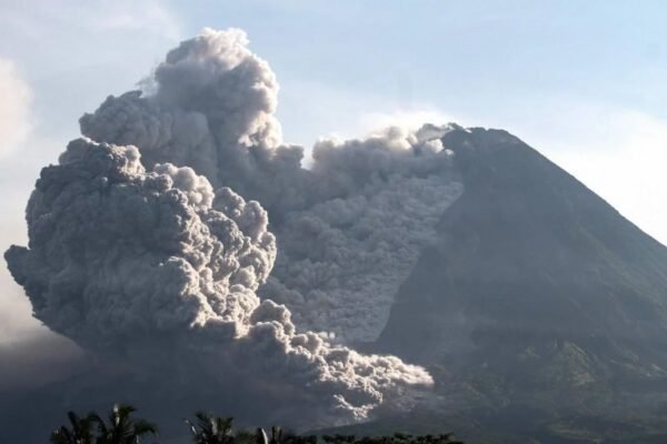Gunung Merapi di Indonesia memuntahkan delapan awan panas seiring meningkatnya aktivitas vulkanik - VIDEO