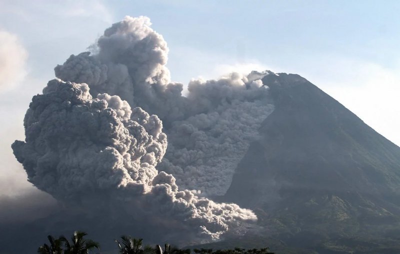 Gunung Merapi di Indonesia memuntahkan delapan awan panas seiring meningkatnya aktivitas vulkanik - VIDEO