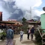 Gunung Sinabung di Indonesia memuntahkan abu dan awan panas hingga ribuan kaki ke atmosfer