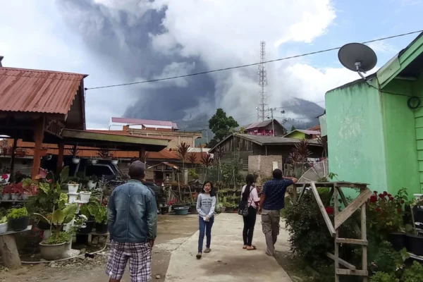 Gunung Sinabung di Indonesia memuntahkan abu dan awan panas hingga ribuan kaki ke atmosfer