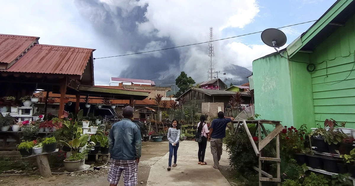 Gunung Sinabung di Indonesia memuntahkan abu dan awan panas hingga ribuan kaki ke atmosfer