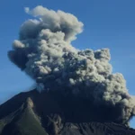Gunung Sinabung di Indonesia memuntahkan semburan abu panas baru