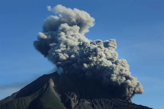 Gunung Sinabung di Indonesia memuntahkan semburan abu panas baru
