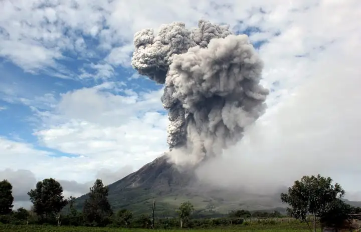 Gunung berapi di Indonesia bagian barat memuntahkan semburan abu panas yang dahsyat ke udara - Nasional
