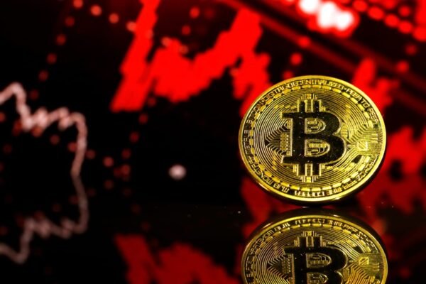 Harga Bitcoin anjlok 15%, sempat menembus di bawah $61.000 seiring dengan meningkatnya aksi jual dan semakin kuatnya keraguan terhadap mata uang kripto