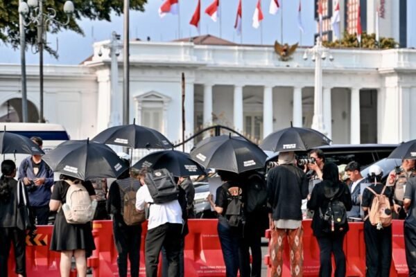 Kitab Undang-Undang Hukum Pidana (KUHP) baru Indonesia mulai berlaku, memicu kekhawatiran terkait hak asasi manusia dan kebebasan berekspresi