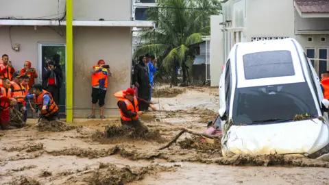 Lebih dari 400 orang tewas akibat banjir di Indonesia, kata para pejabat