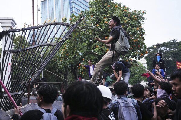 Mengapa undang-undang militer baru Indonesia membuat para aktivis pro-demokrasi dan kelompok hak asasi manusia merasa khawatir