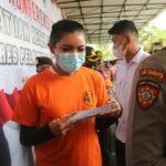 Polisi Indonesia memindahkan selebriti transgender ke sel tahanan khusus
