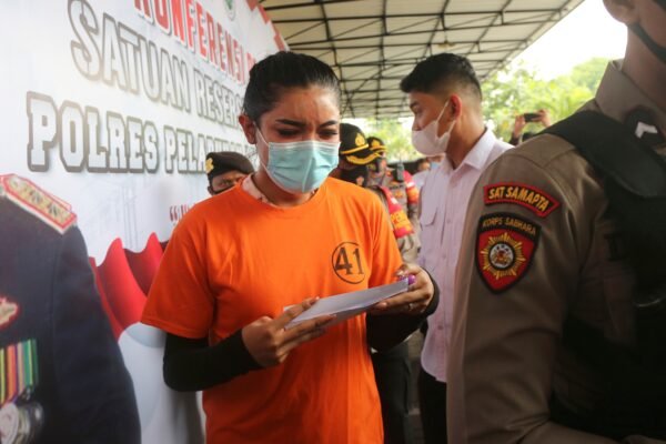 Polisi Indonesia memindahkan selebriti transgender ke sel tahanan khusus