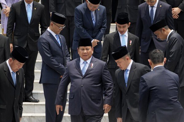 Presiden baru Subianto melantik Kabinet terbesar di Indonesia sejak 1966, yang beranggotakan 109 orang