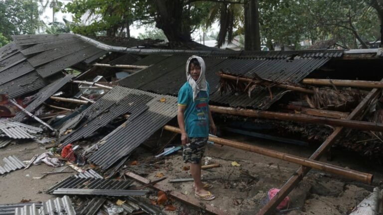 Tsunami di Indonesia merupakan bencana terbaru dalam serangkaian bencana yang melanda 'Cincin Api' yang aktif