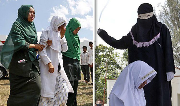 Hukuman berdasarkan hukum syariah - para pelaku perzinahan dicambuk di depan umum di Indonesia