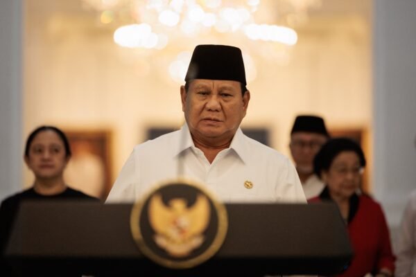 “Aku akan minta Eric yang menelepon”: Insiden mikrofon yang tidak sengaja menyala saat Trump bersama presiden Indonesia memunculkan pertanyaan mengenai kesepakatan bisnis sampingan